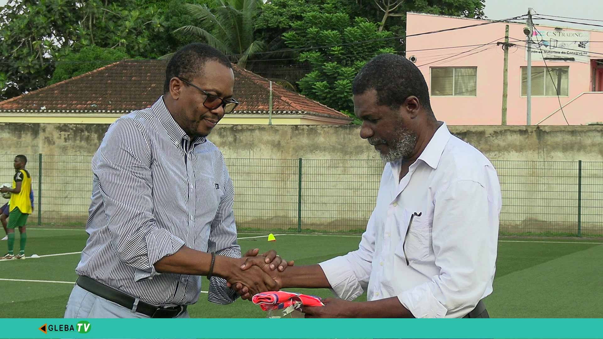 Naturais de Riboque residentes na diáspora ofereceram material desportivo ao Vitória Futebol Clube do Riboque, vice-campeão nacional