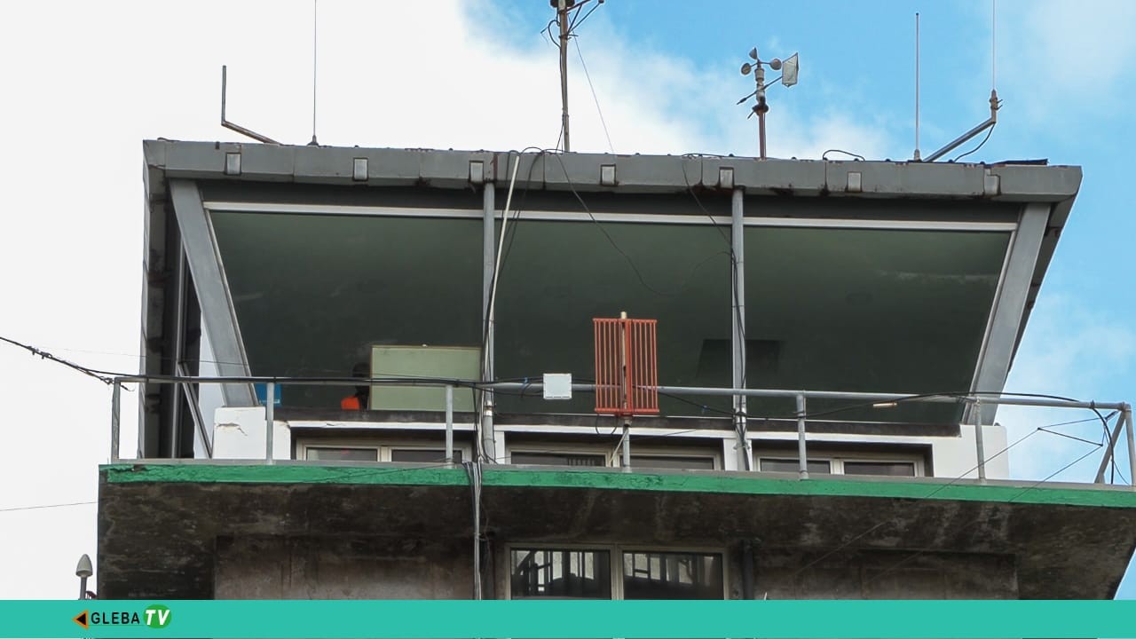 Greve dos controladores aéreos provoca tensão na ENASA, mas direção garante funcionamento normal do aeroporto